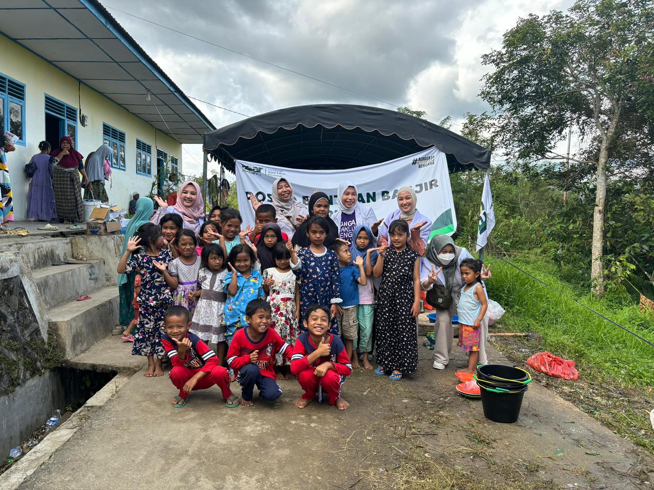 Kabupaten Madina - Penyerahan bantuan logistik berupa makanan, air mineral, dan obat-obatan