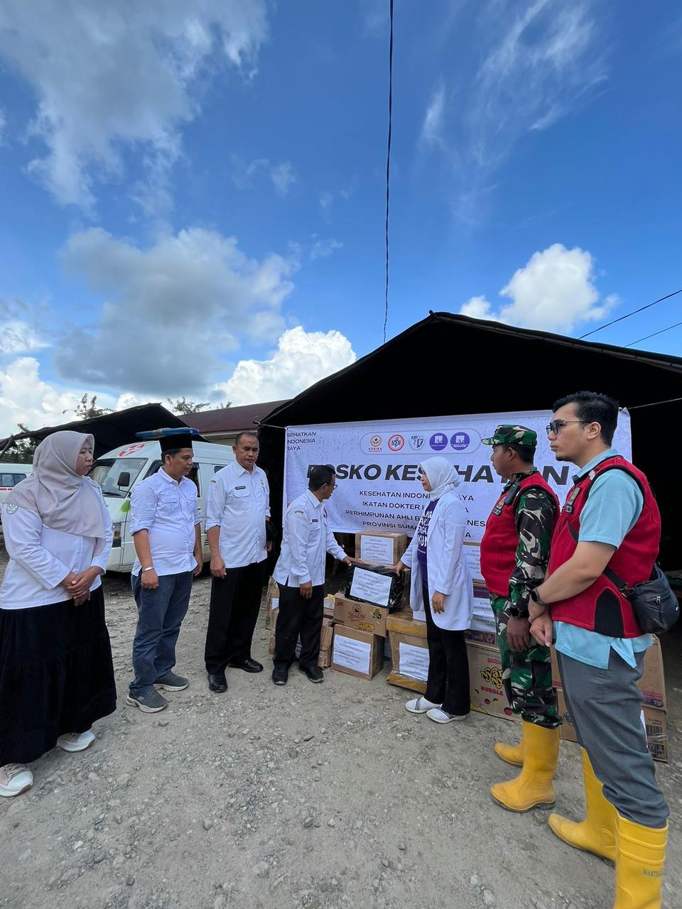 Kabupaten Madina - Penyerahan bantuan logistik berupa makanan, air mineral, dan obat-obatan