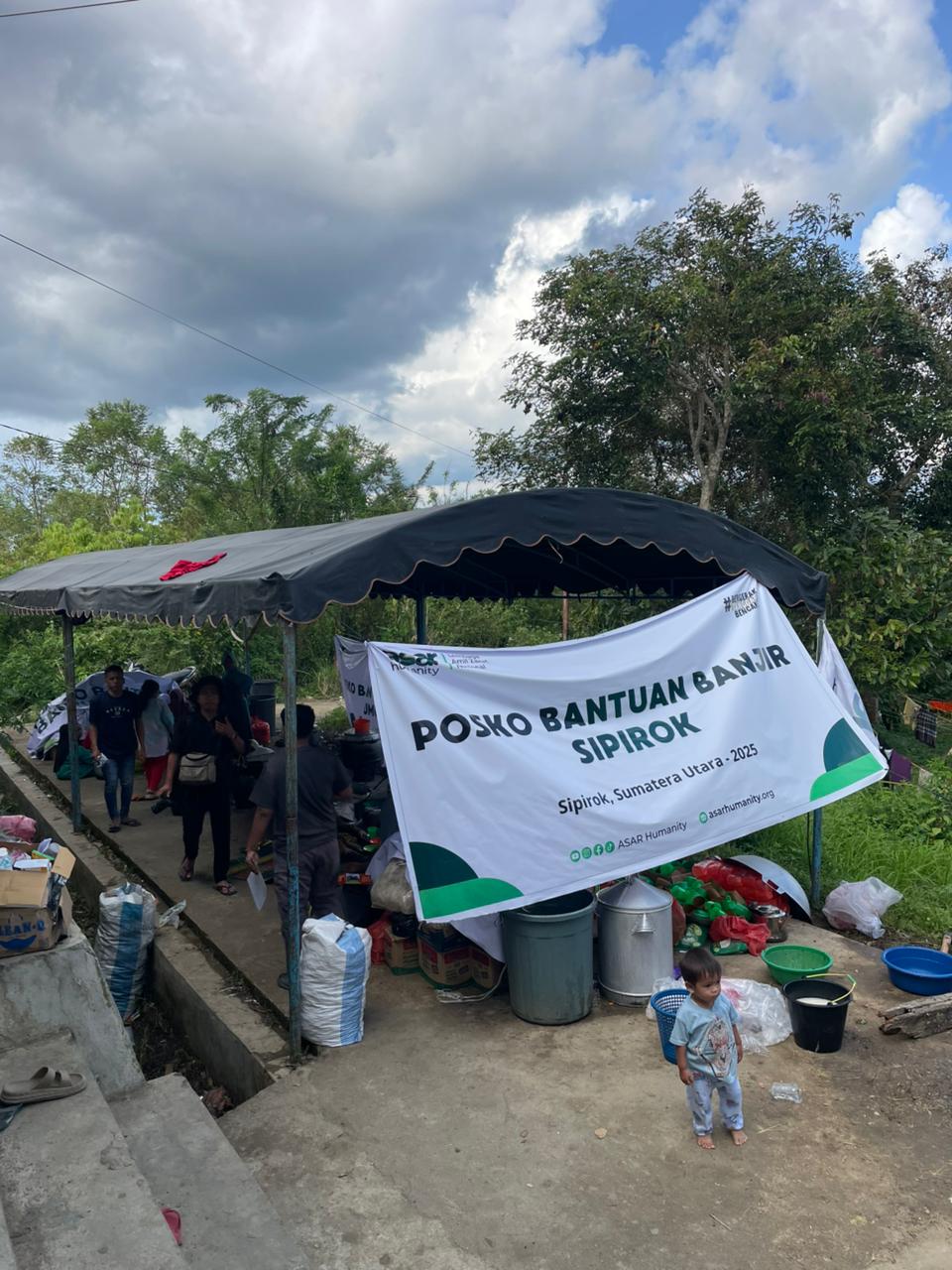 Kabupaten Madina - Penyerahan bantuan logistik berupa makanan, air mineral, dan obat-obatan