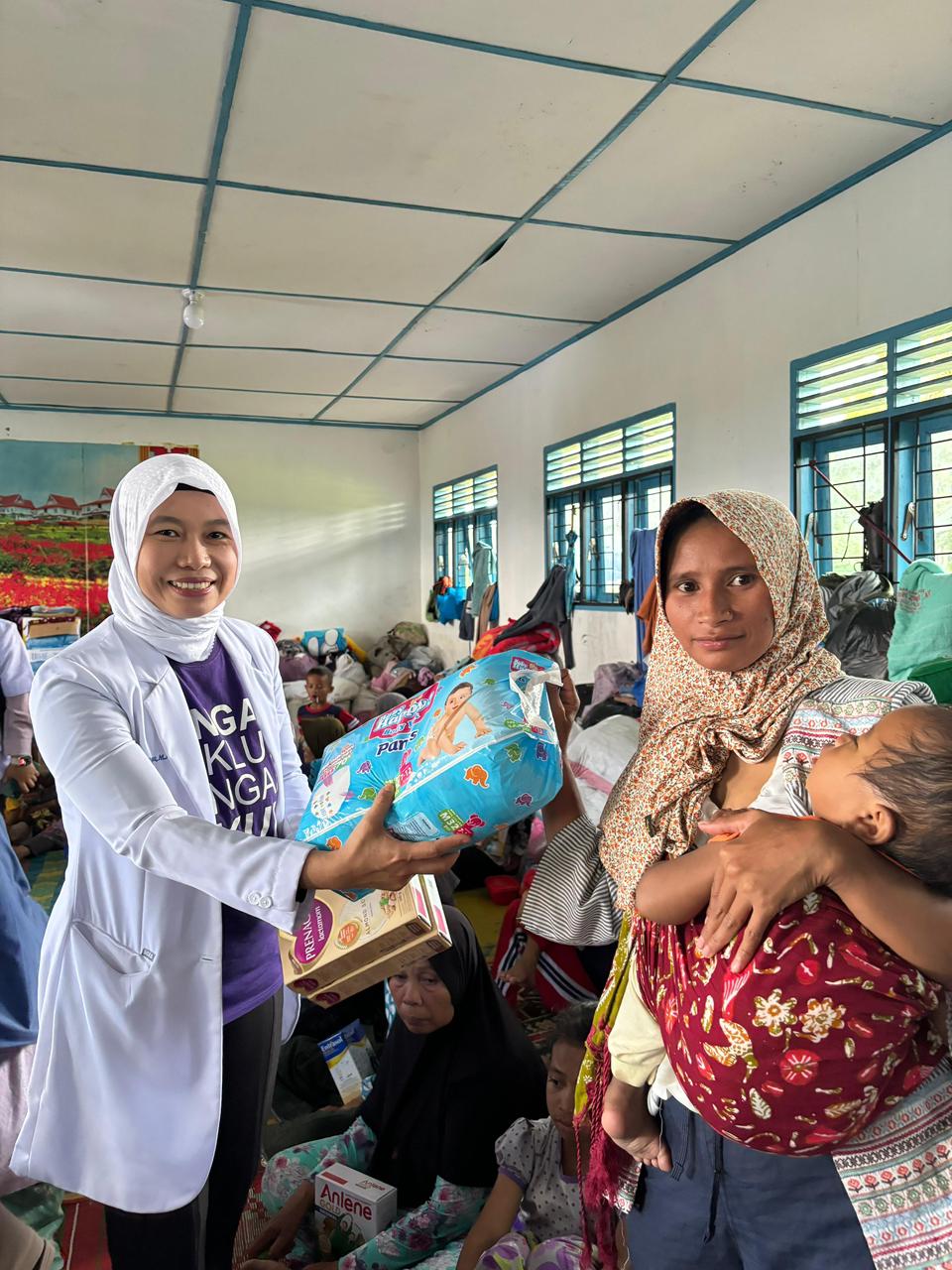 Kabupaten Madina - Penyerahan bantuan logistik berupa makanan, air mineral, dan obat-obatan
