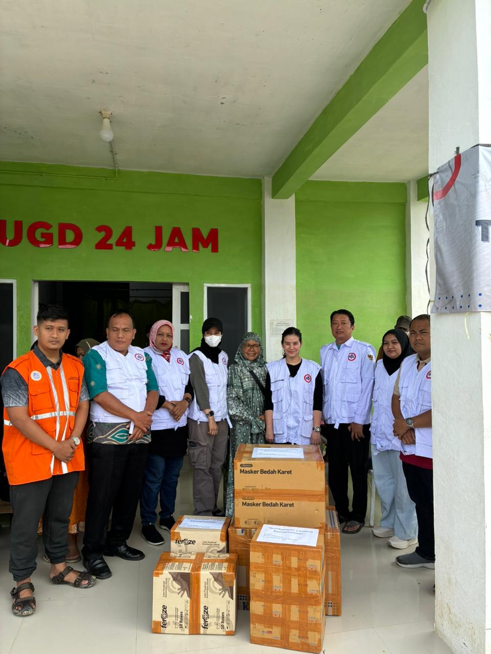 Kabupaten Madina - Penyerahan bantuan logistik berupa makanan, air mineral, dan obat-obatan