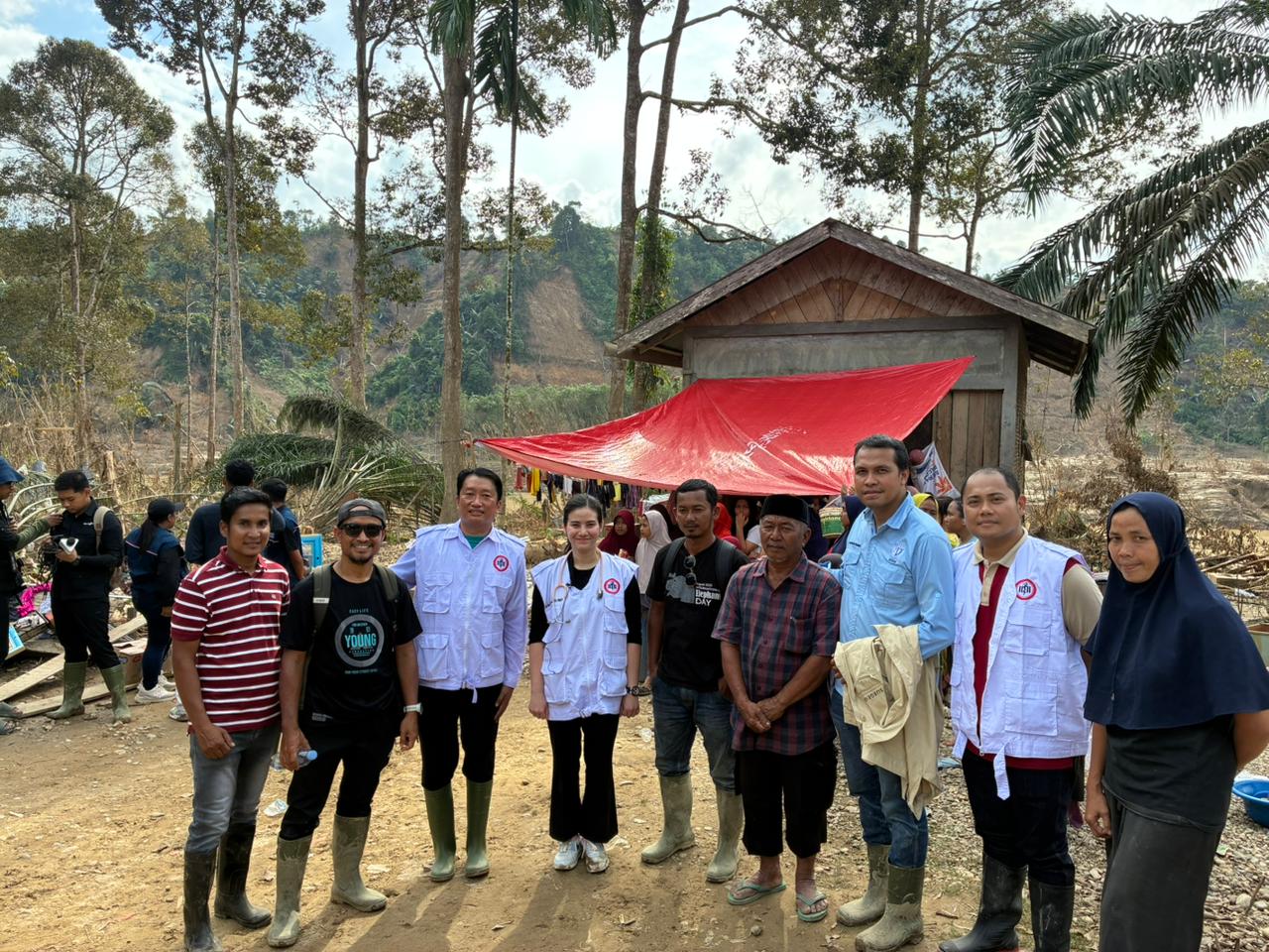Kabupaten Madina - Penyerahan bantuan logistik berupa makanan, air mineral, dan obat-obatan