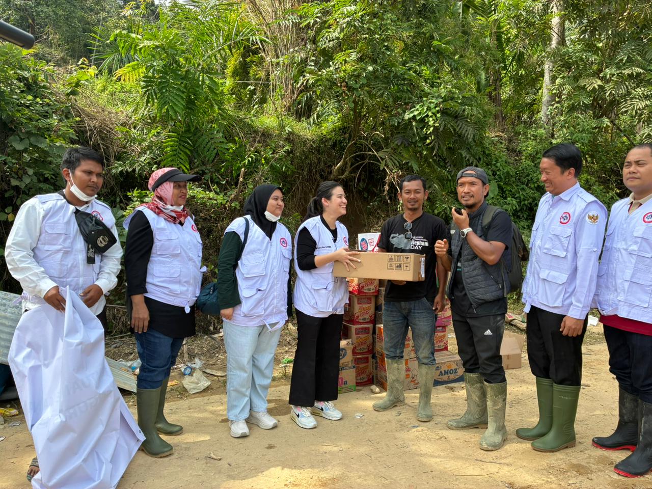 Kabupaten Madina - Penyerahan bantuan logistik berupa makanan, air mineral, dan obat-obatan