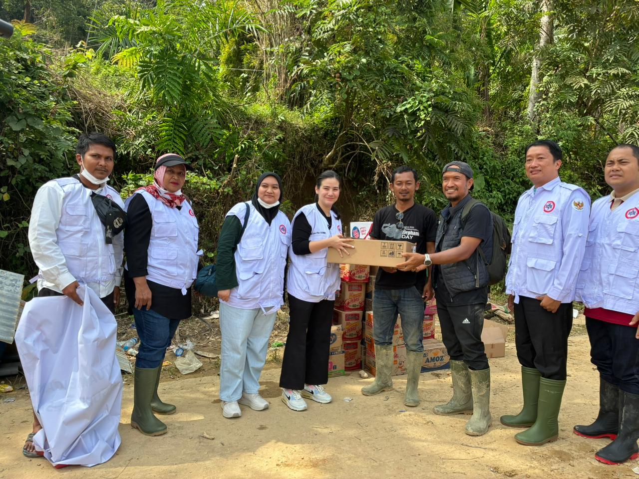 Kabupaten Madina - Penyerahan bantuan logistik berupa makanan, air mineral, dan obat-obatan