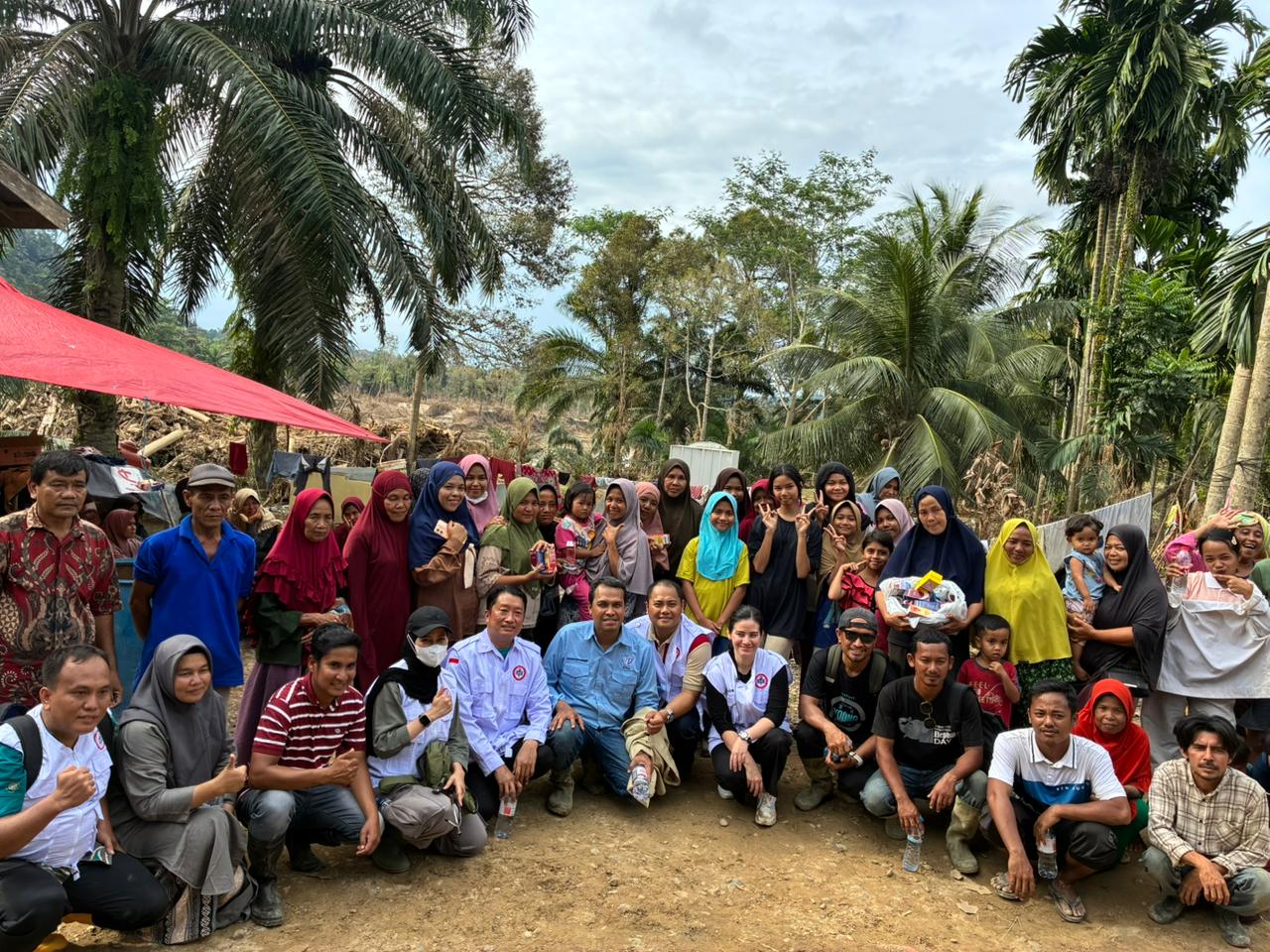 Kabupaten Madina - Penyerahan bantuan logistik berupa makanan, air mineral, dan obat-obatan