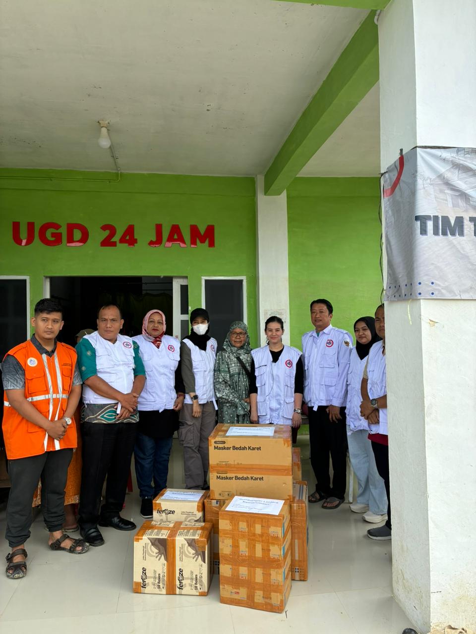 Kabupaten Madina - Penyerahan bantuan logistik berupa makanan, air mineral, dan obat-obatan
