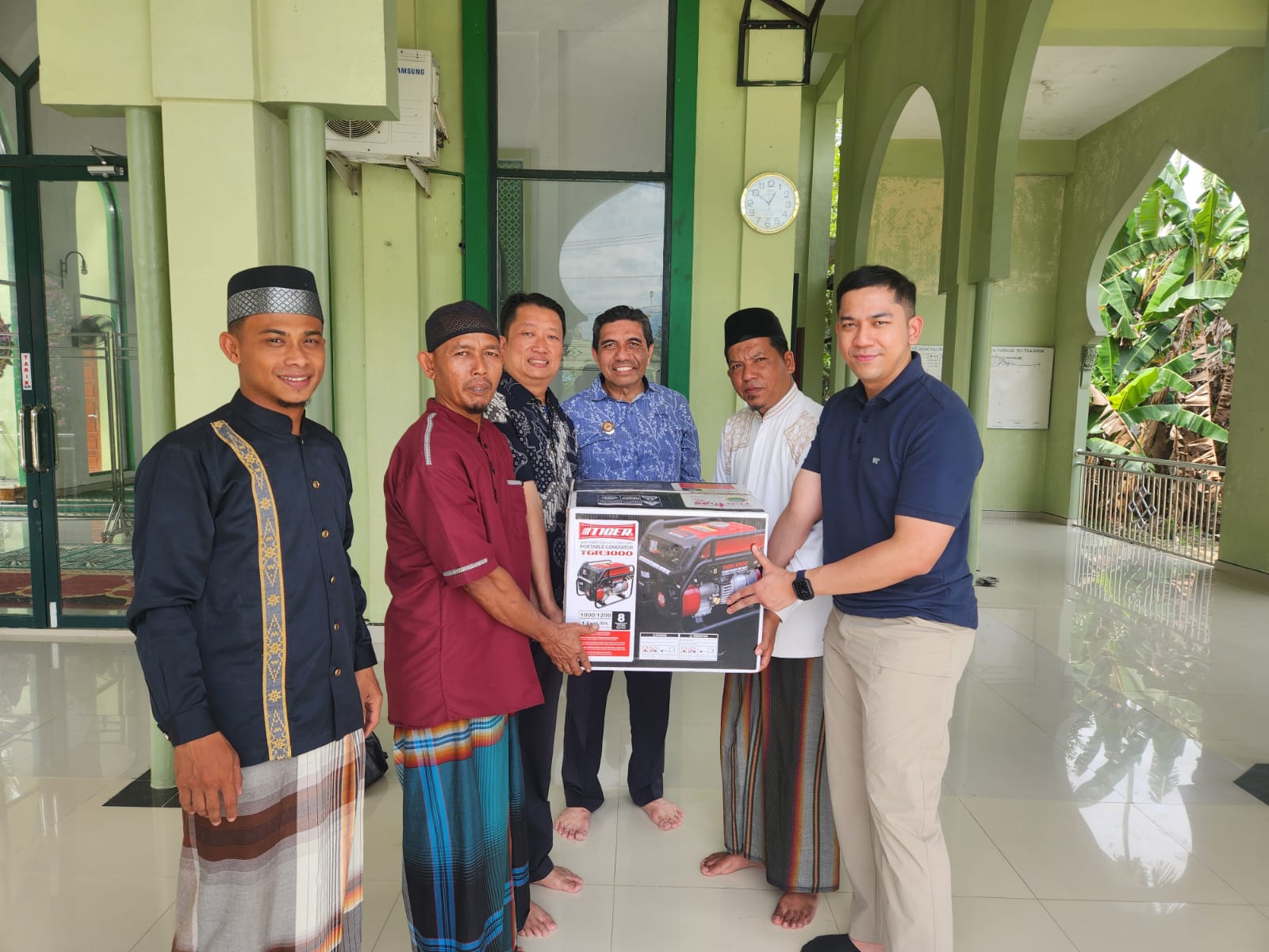 Kabupaten Madina - Penyerahan bantuan logistik berupa makanan, air mineral, dan obat-obatan