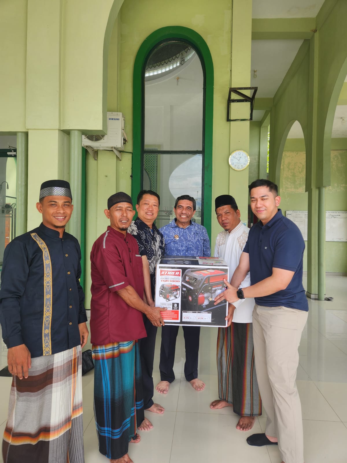 Kabupaten Madina - Penyerahan bantuan logistik berupa makanan, air mineral, dan obat-obatan