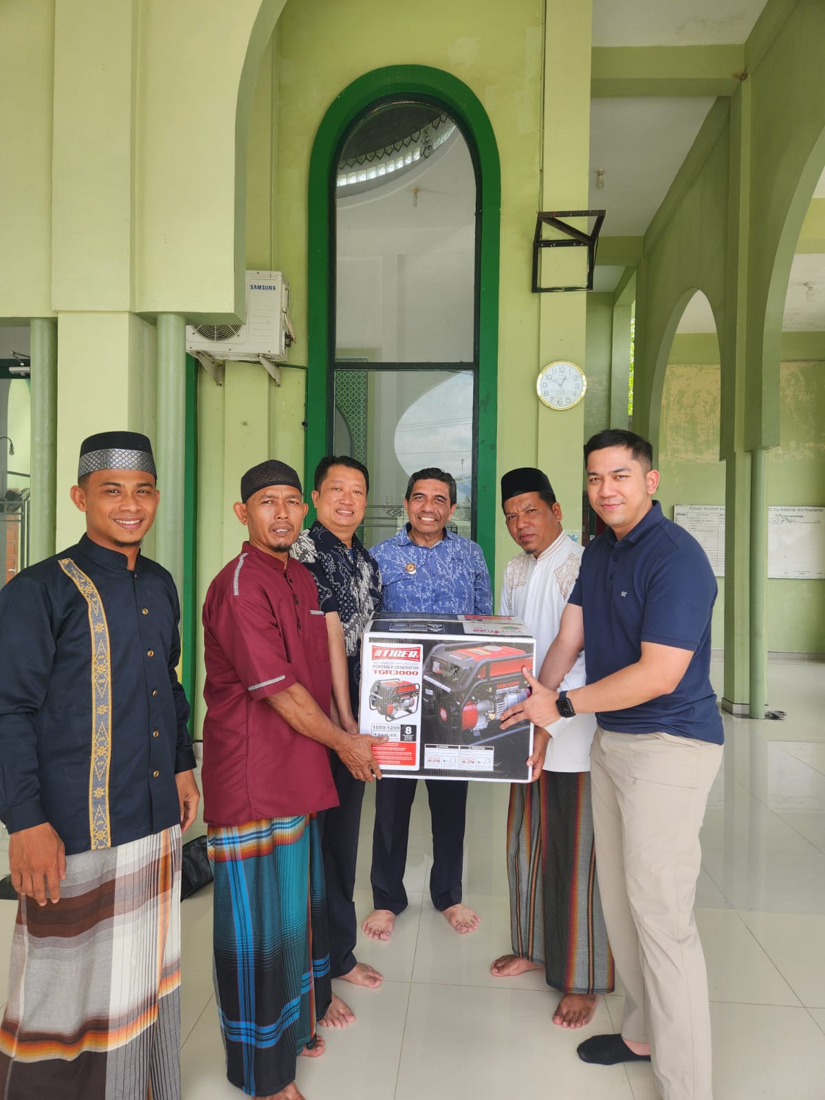 Kabupaten Madina - Penyerahan bantuan logistik berupa makanan, air mineral, dan obat-obatan