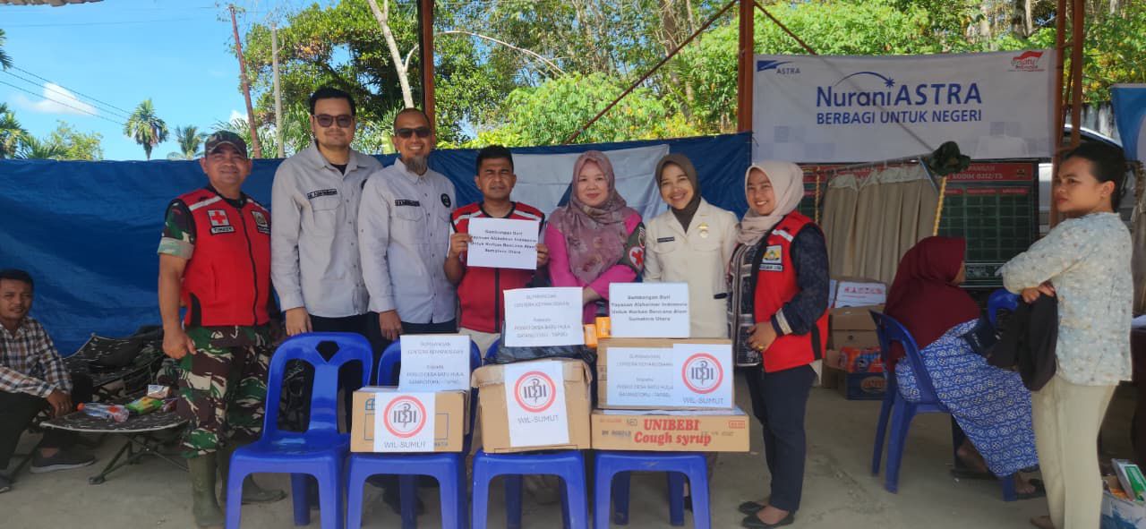 Kabupaten Madina - Penyerahan bantuan logistik berupa makanan, air mineral, dan obat-obatan