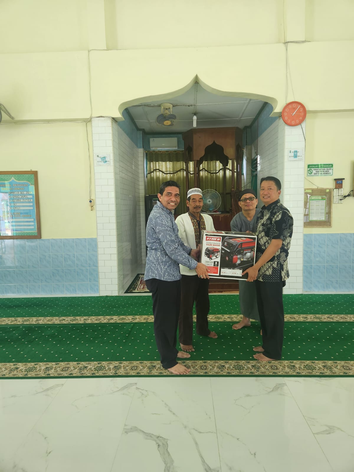 Langkat - Penyerahanan genset ke Mesjid dan Pesantren tempat pengungsian warga